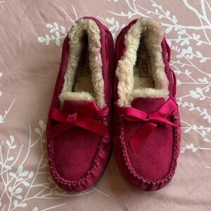 UGG Women's Magenta Pink Slippers with Plush Lining.  EUC.